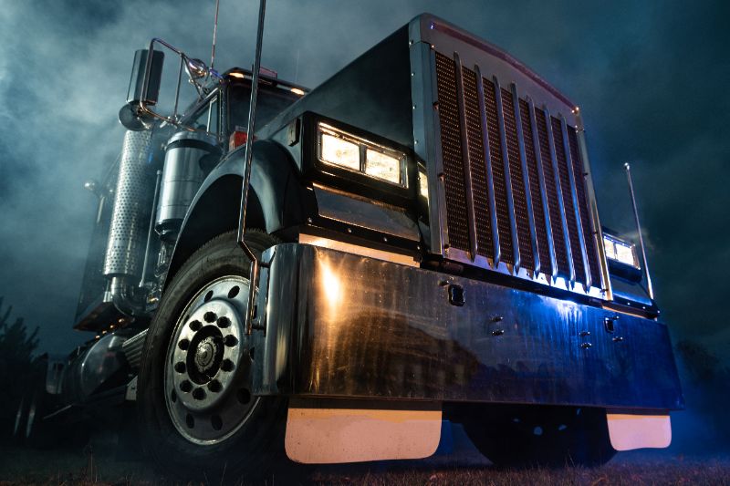Semi truck in Southaven driving unsafely