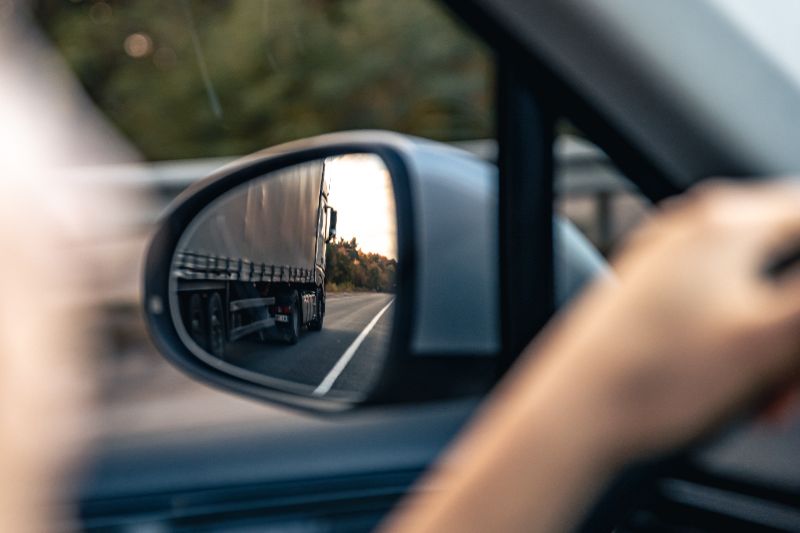 Semi truck in Southaven driving unsafe on busy highway