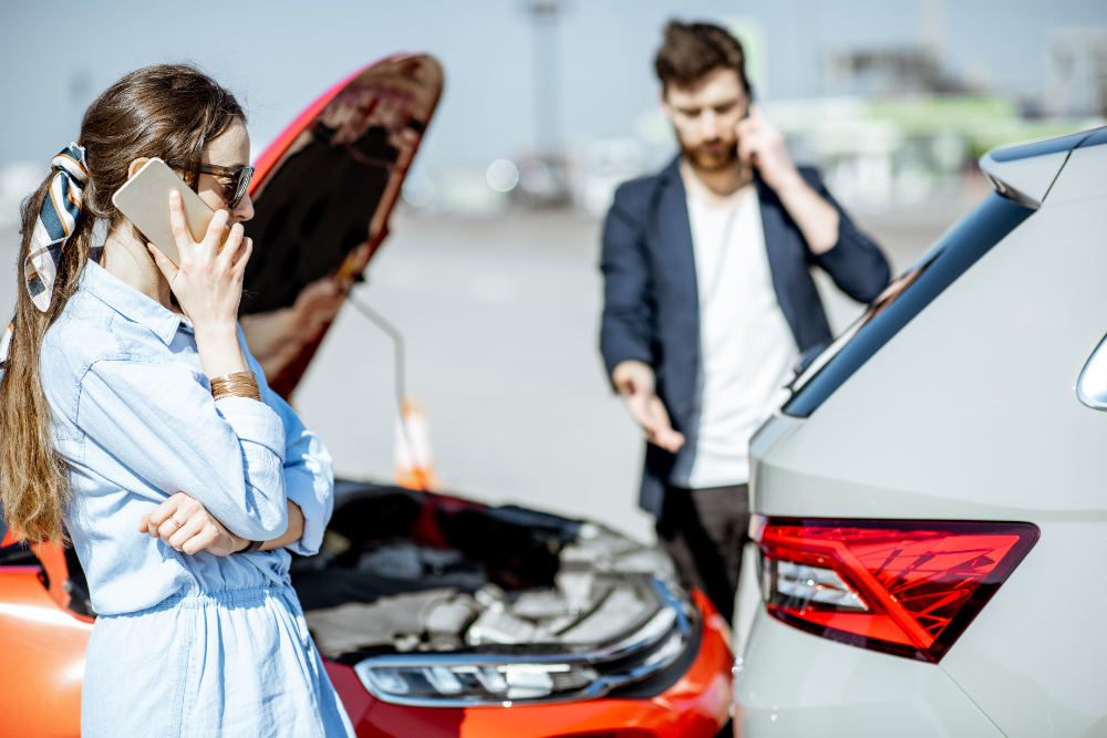 Memphis residents in auto accident on the phone with car crash lawyers