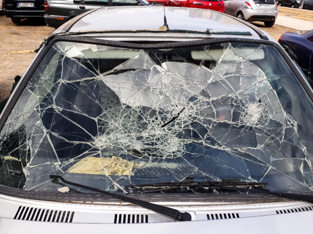 Tennessee residents exchanging information after auto accident before calling auto accident lawyer